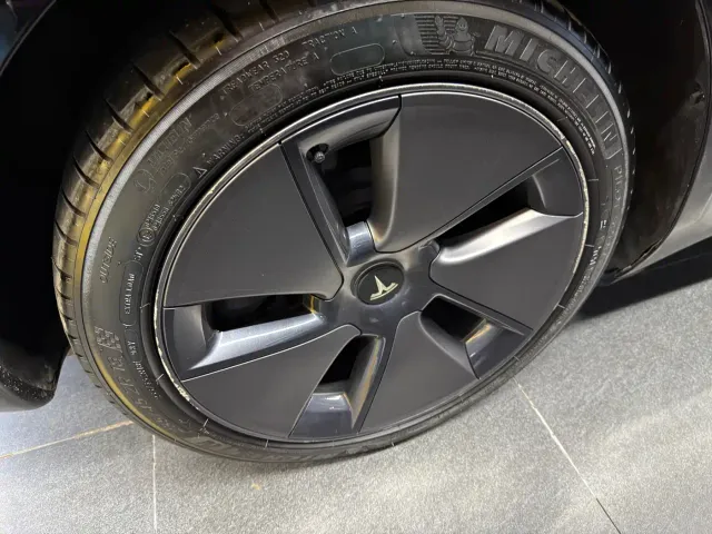 Tesla Model 3 — Фото автомобиля 7