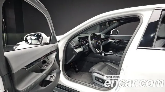 BMW 5 Series G60 — Фото автомобиля 14