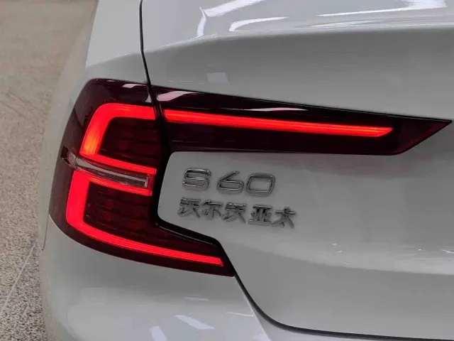 Volvo S60 — Фото автомобиля 5