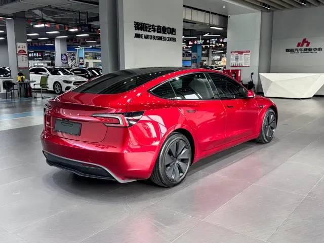 Tesla Model 3 — Фото автомобиля 4