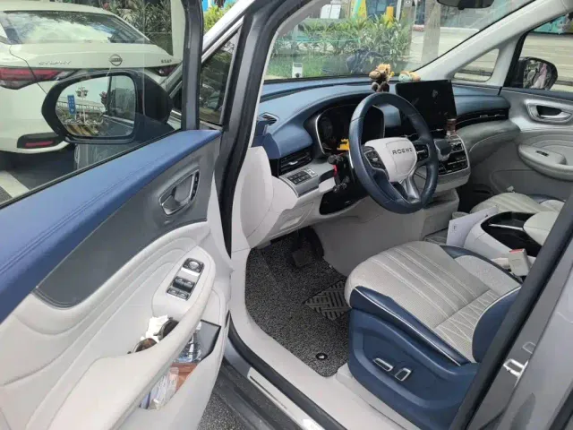 Roewe iMAX8 — Фото автомобиля 13