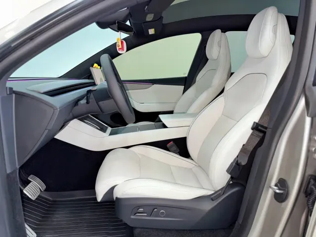 Tesla Model Y L — Фото автомобиля 6