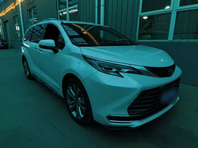Toyota Sienna — Фото автомобиля 3
