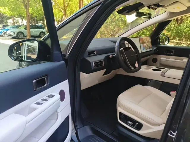 Li Auto MEGA — Фото автомобиля 15