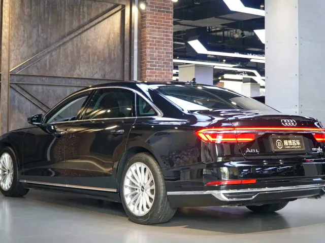 Audi A8 — Фото автомобиля 4
