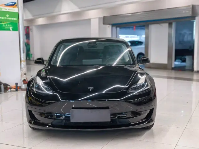 Tesla Model 3 — Фото автомобиля 2