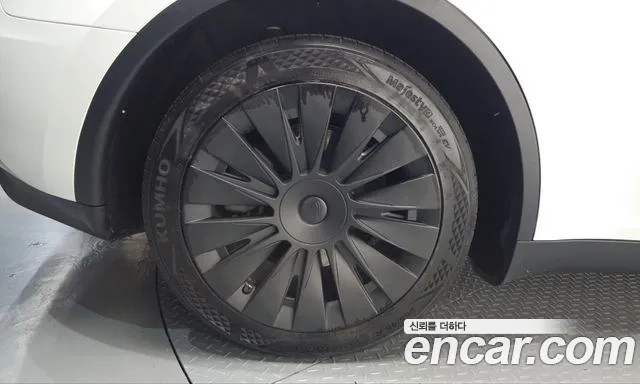 Tesla Model Y — Фото автомобиля 5