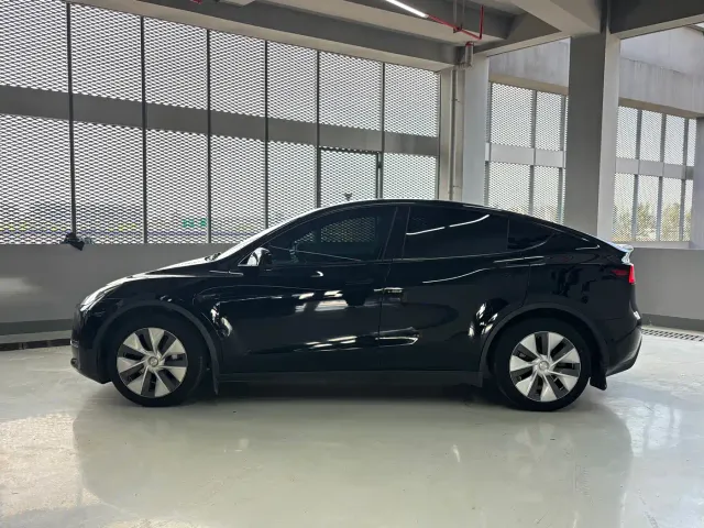 Tesla Model Y — Фото автомобиля 12