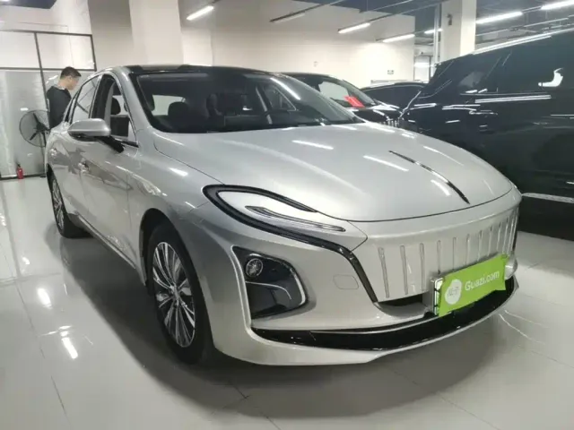 Hongqi E-QM5 — Фото автомобиля 3