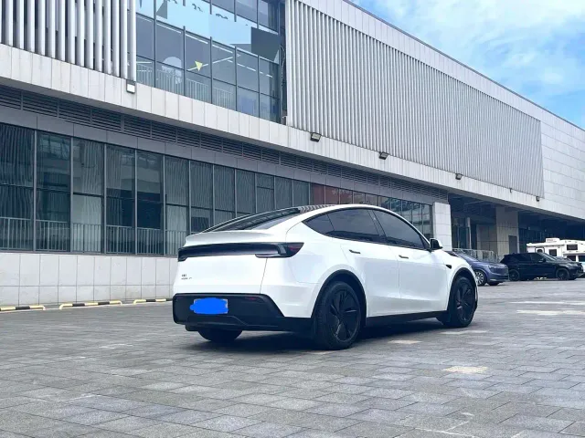 Tesla Model Y — Фото автомобиля 4