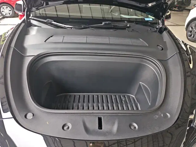 Tesla Model Y — Фото автомобиля 19