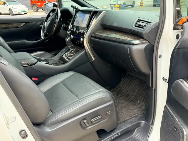 Toyota Alphard — Фото автомобиля 9