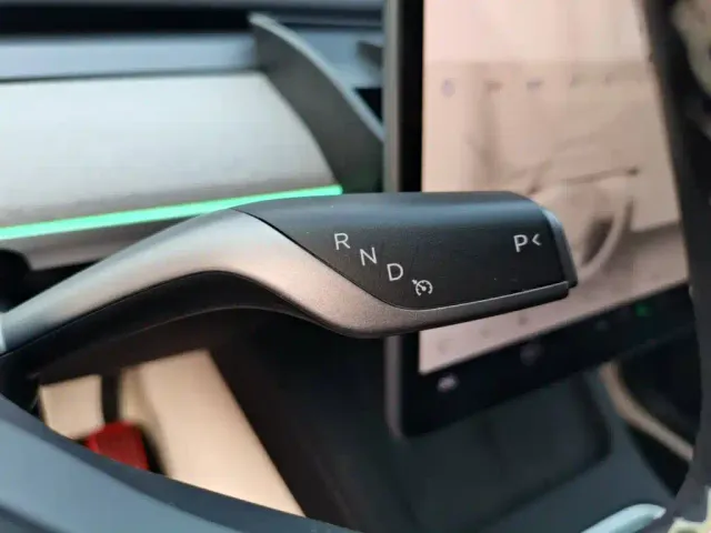 Tesla Model Y — Фото автомобиля 13