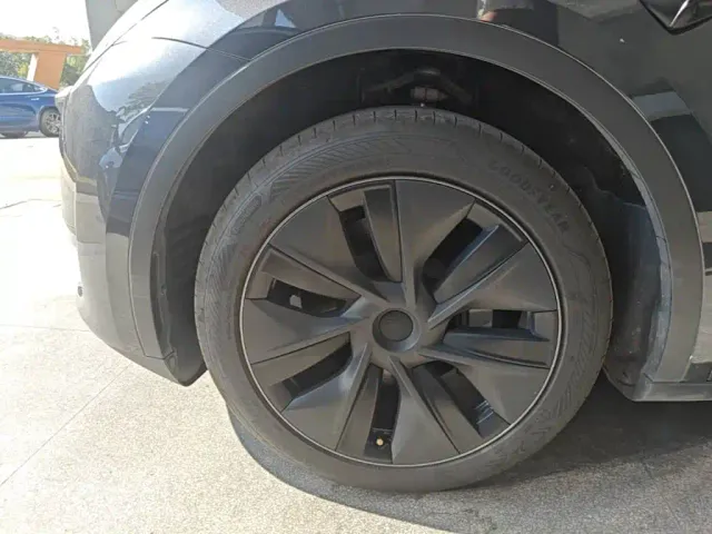 Tesla Model Y — Фото автомобиля 22