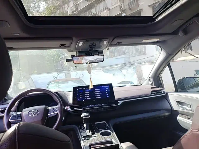 Toyota Sienna — Фото автомобиля 13