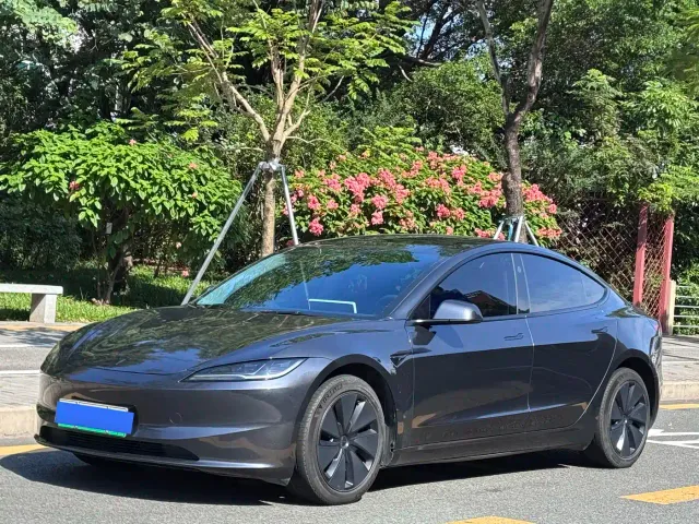 Tesla Model 3 — Фото автомобиля 2