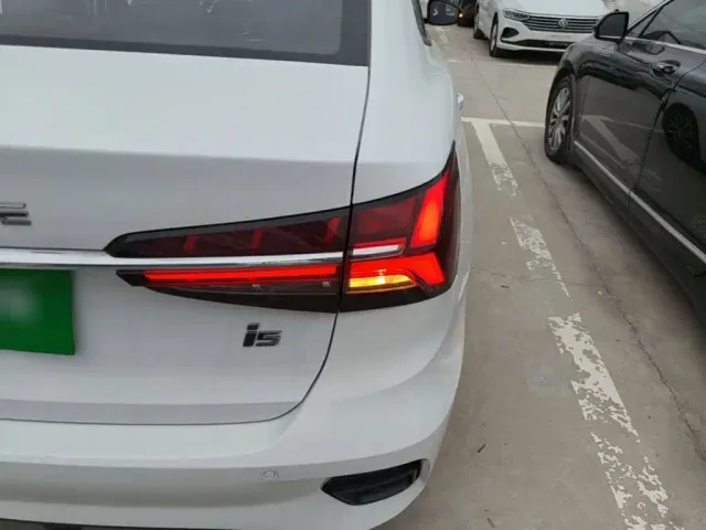 Roewe i5 — Фото автомобиля 7