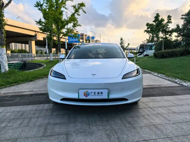 Tesla Model 3 — Фото автомобиля 2