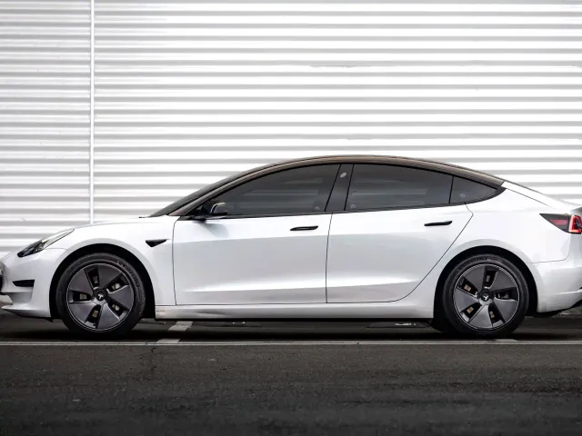 Tesla Model 3 — Фото автомобиля 2