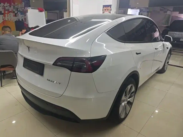 Tesla Model Y — Фото автомобиля 6