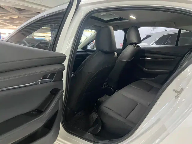 Mazda Axela — Фото автомобиля 8