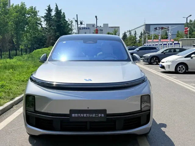 Li Auto L8 — Фото автомобиля 4
