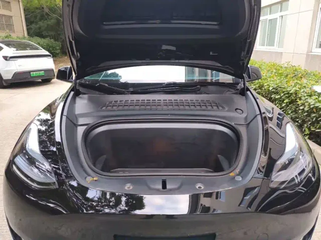 Tesla Model Y — Фото автомобиля 19