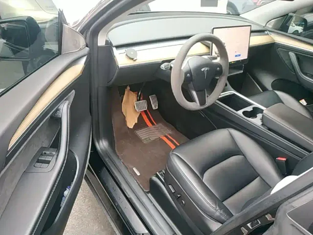 Tesla Model Y — Фото автомобиля 15
