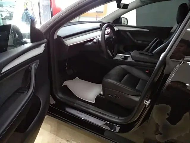 Tesla Model Y — Фото автомобиля 14