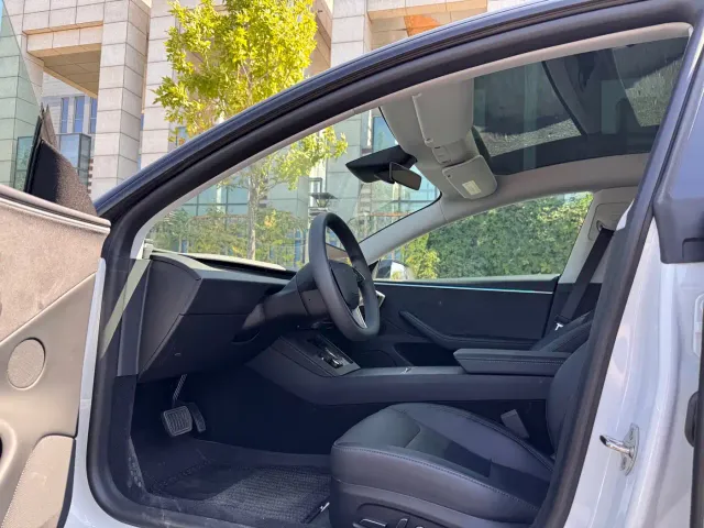Tesla Model 3 — Фото автомобиля 5