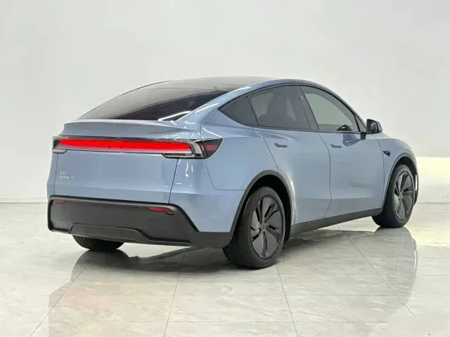 Tesla Model Y — Фото автомобиля 6