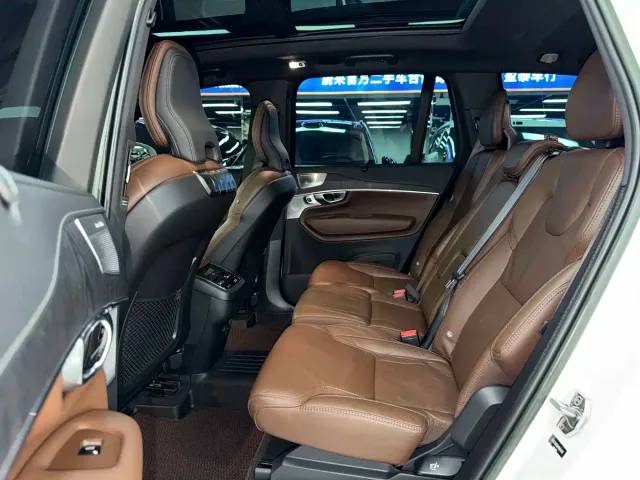 Volvo XC90 — Фото автомобиля 9