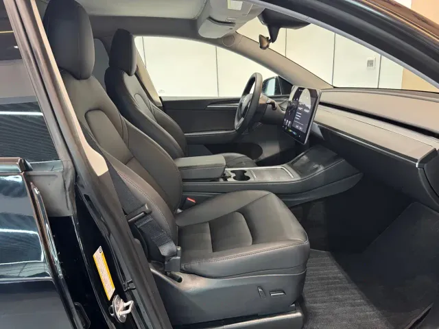 Tesla Model Y — Фото автомобиля 7