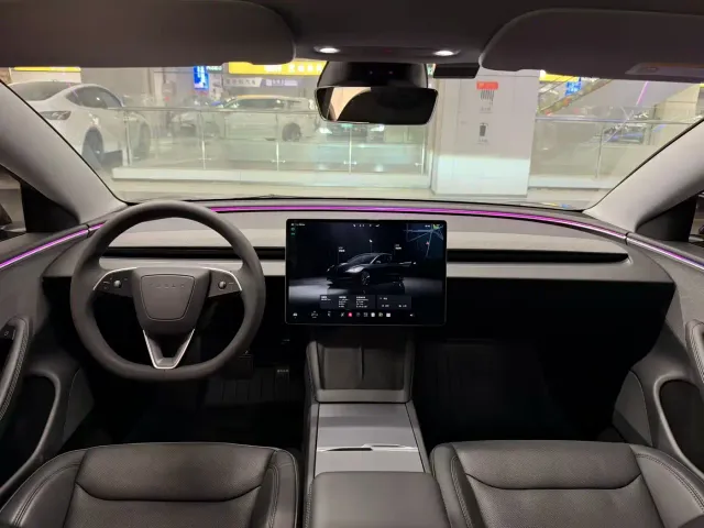 Tesla Model 3 — Фото автомобиля 5