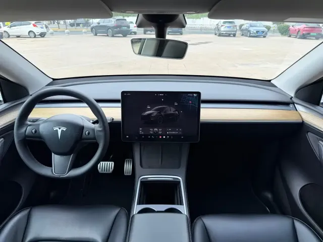 Tesla Model Y — Фото автомобиля 11