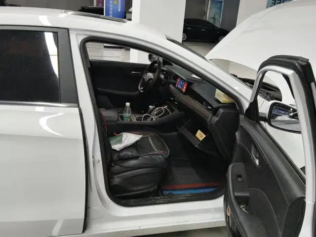 Roewe i5 — Фото автомобиля 8