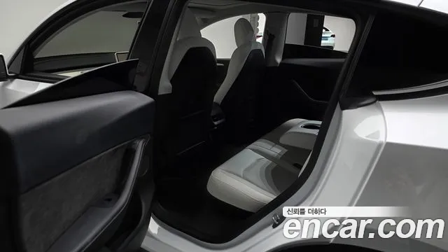 Tesla Model Y — Фото автомобиля 16