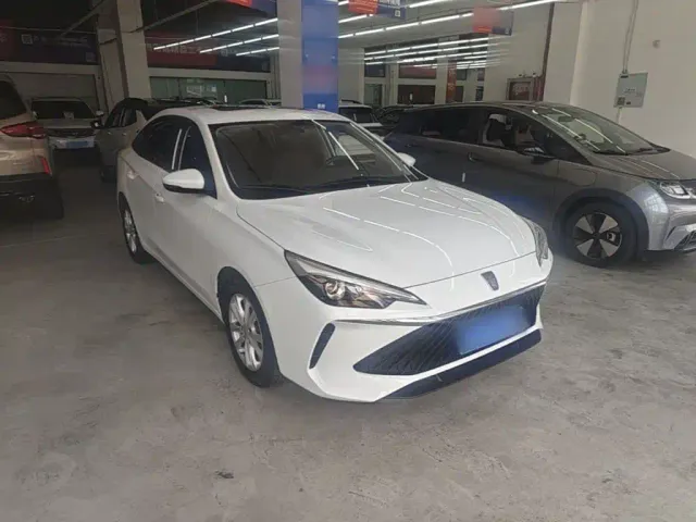 Roewe Roewe i5 2023 1.5L CVT Luxury Edition — Фото автомобиля 3