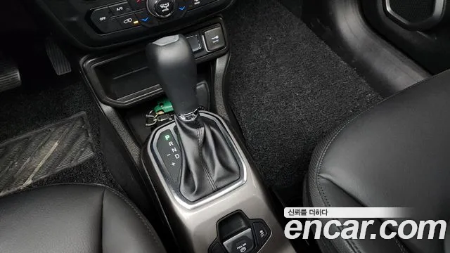 Jeep Renegade — Фото автомобиля 9