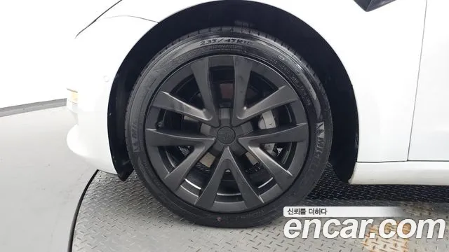 Tesla Model 3 — Фото автомобиля 4