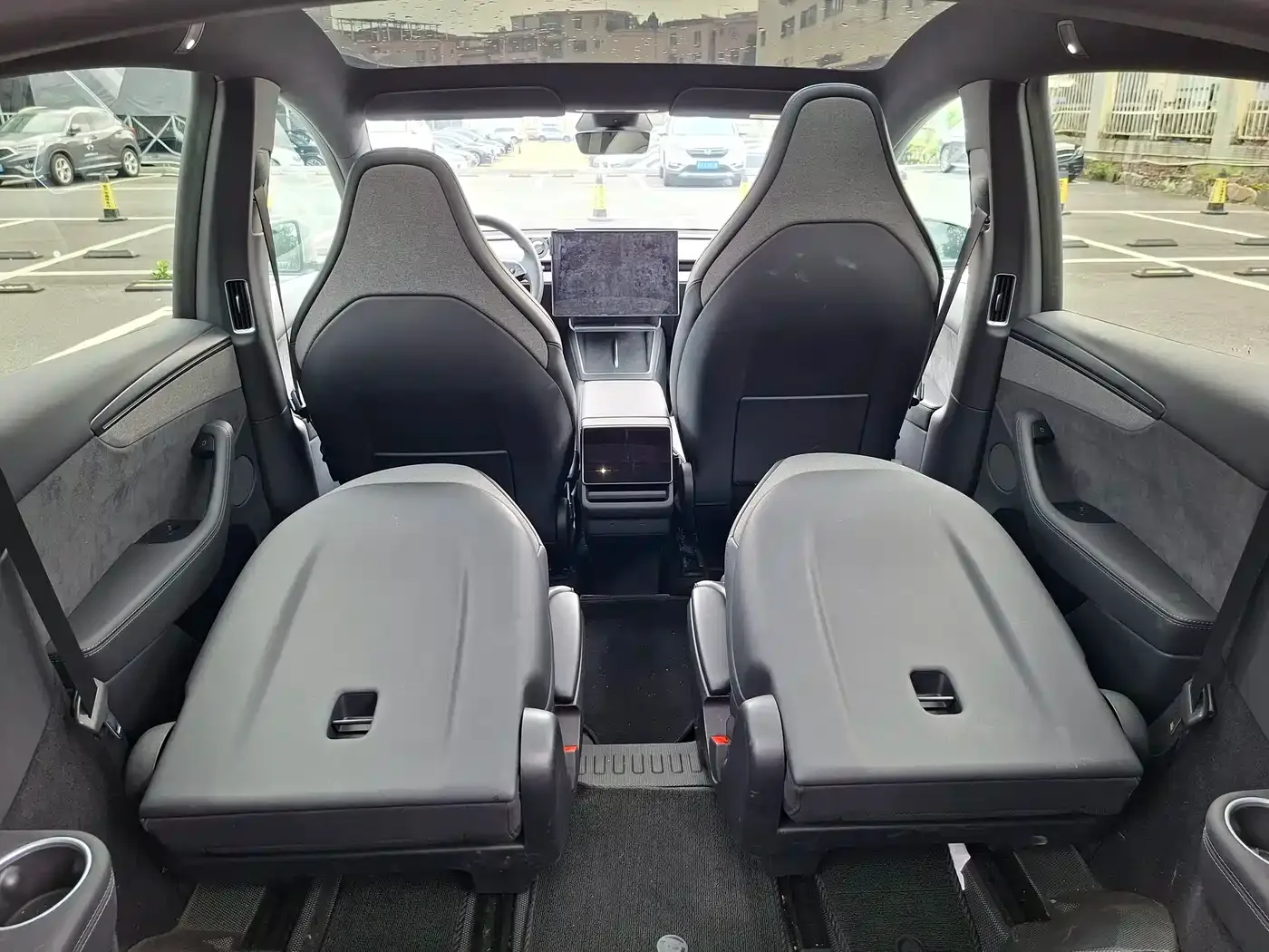Tesla Model Y L 2025 Facelift Long Range AWD — Фото автомобиля 24