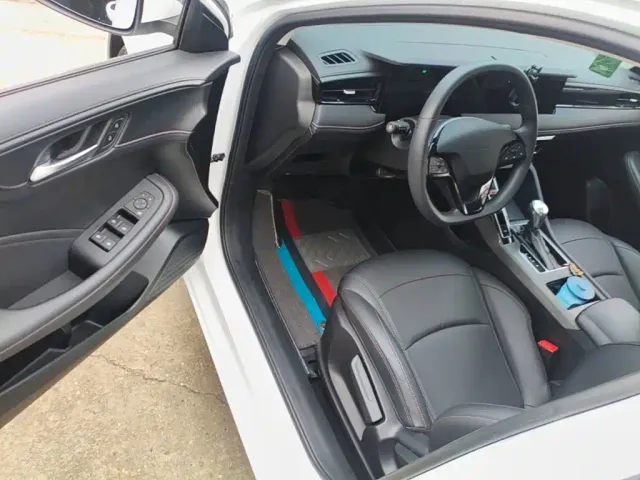 Roewe i5 — Фото автомобиля 15