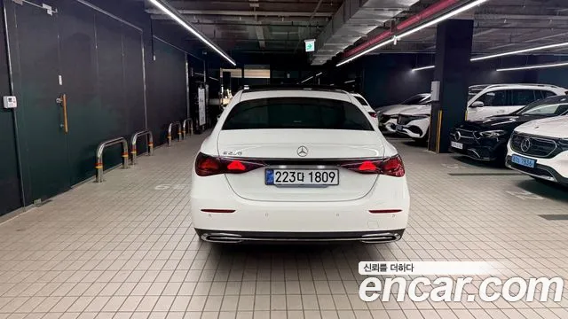 Mercedes-Benz E-Class — Фото автомобиля 4