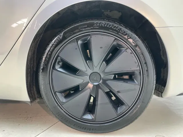 Tesla Model 3 — Фото автомобиля 24