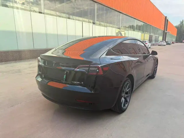 Tesla Model 3 — Фото автомобиля 4