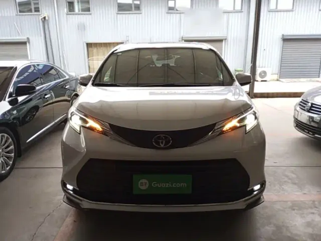 Toyota Sienna — Фото автомобиля 2