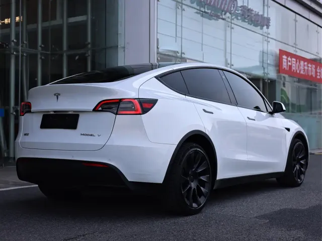 Tesla Model Y — Фото автомобиля 5