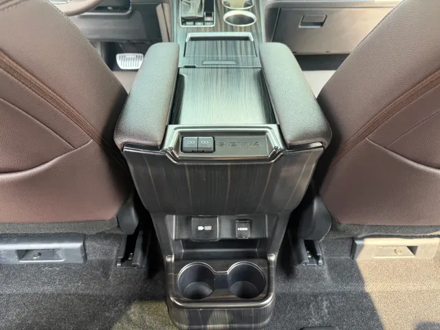 Toyota Sienna — Фото автомобиля 28