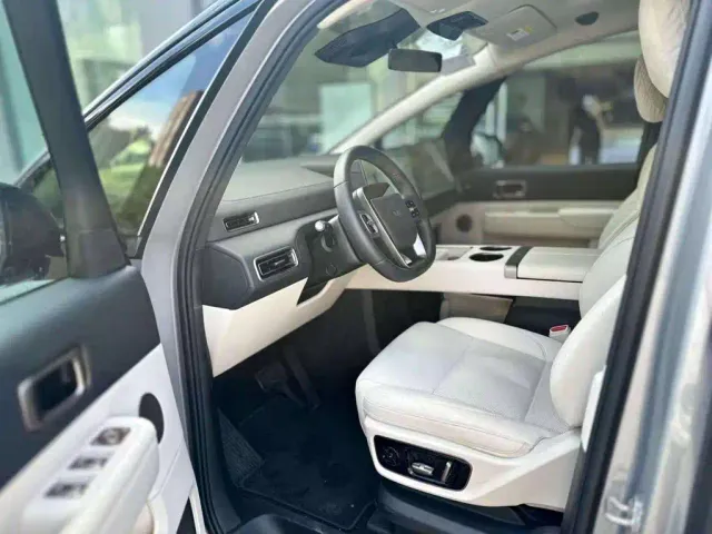 Li Auto MEGA — Фото автомобиля 11