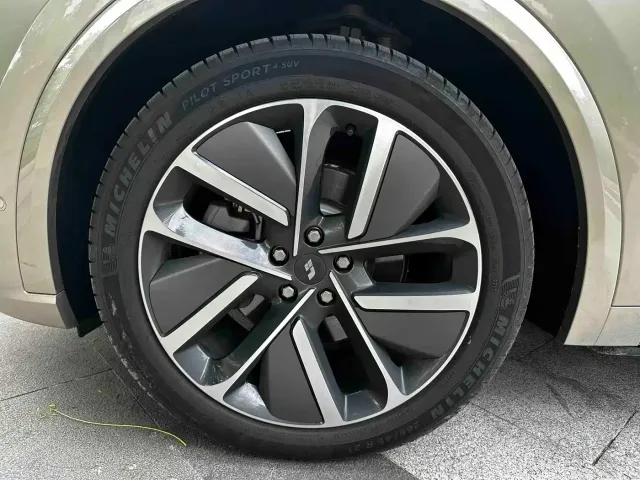 Li Auto L9 — Фото автомобиля 6
